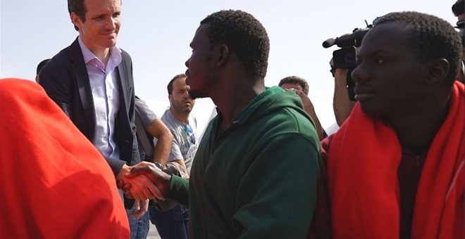 El presidente del PP, Pablo Casado, saluda a migrantes llegados al puerto de Algeciras en la pasada madrugada. E.P./PP