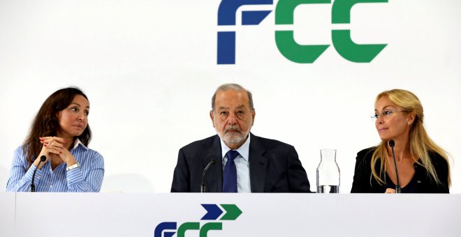 El multimillonario mexicano Carlos Slim, principal accionista de FFC, entre Esther Koplowitz, la segunda mayor accionista, y la presidenta de la constructora Esther Alcocer Koplowitz, Chairman, en la presentación del plan estratégico de la compañía. REUTE