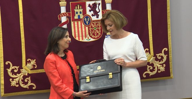 La exministra de Defensa María Dolores de Cospedal y la actual titular, Margarita Robles, en el cambio de cartera. Europa Press TV