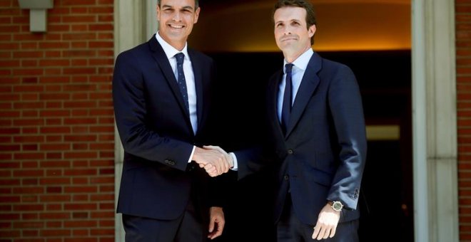 Pedro Sánchez saluda a Pablo Casado en La Moncloa | Foto: EFE