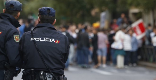 Agentes del Cuerpo Nacional de Policía de servicio. (Foto: EFE)