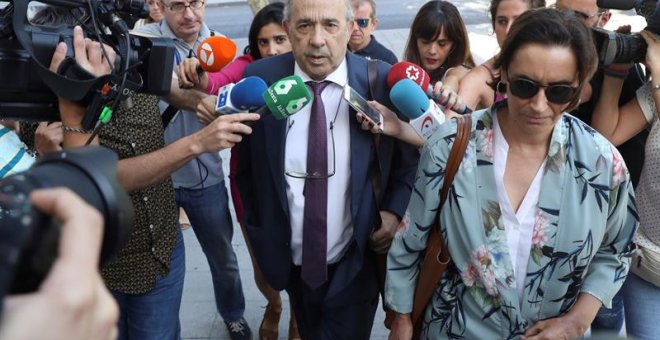 Enrique Álvarez Conde, antiguo director del Instituto de Derecho Público de la Universidad Rey Juan Carlos, llegando a los juzgados de Plaza de Castilla | Foto: EFE