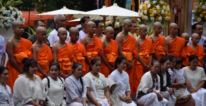 Los niños atrapados en una cueva de Tailandia acaban su retiro en un monasterio en el que han honrado al buzo que perdió la vida en el rescate./REUTERS