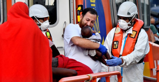 Llegada al puerto de Almería de 25 personas de origen magrebí, entre ellas algunos menores, rescatadas por Salvamento Marítimo en el mar de Alborán. EFE