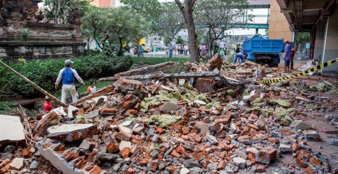 Un terremoto de magnitud 7 sacudió la isla indonesia de Lombok. / EFE