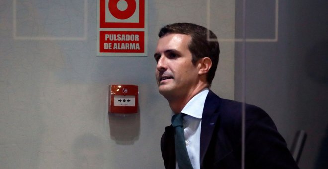 El presidente del PP y diputado por Ávila, Pablo Casado poco antes de su comparecencia ante los medios tras conocerse que la jueza ha pedido al Tribunal Supremo al considerar que existen "indicios" de delito por su máster.EFE/Chema Moya