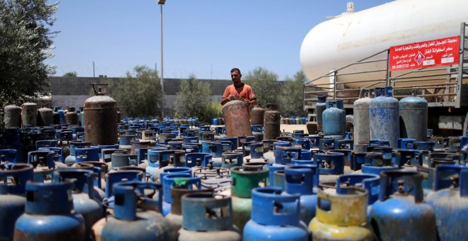 bombonas de gas esperan bloqueadas en el paso de Jan Younis. REUTERS/Ibraheem Abu Mustafa