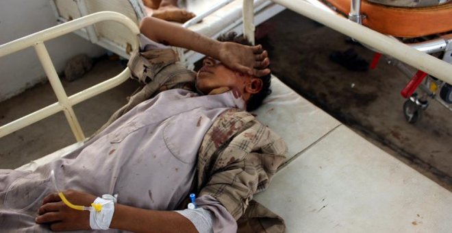 Un niño yemení herido recibe atención médica en un hospital tras ser víctima de un ataque aéreo supuestamente perpetrado por la coalición de Arabia Saudí en Saada (Yemen). Foto: EFE / Stringer