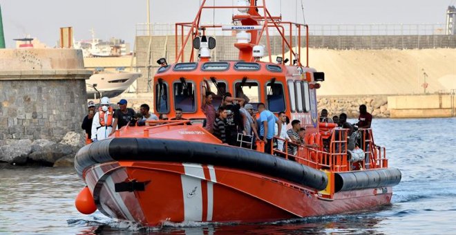 Salvamento marítimo llega a puerto después de haber rescatado a una patera, en una foto de archivo | EFE