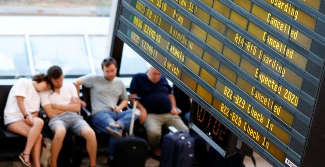 Pasajeros en el aeropuerto de Schoenefeld, al sur de Berlín, Alemania, durante la huelga de pilotos de  Ryanair. / REUTERS - FABRIZIO BENSCH