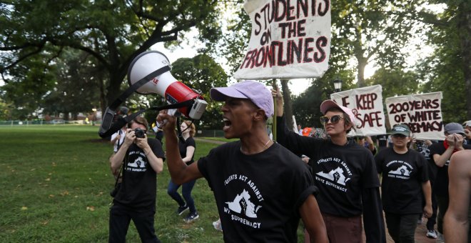 Varios estudiantes contra la supremacía blanca en la manifestación de Charlottesville | REUTERS