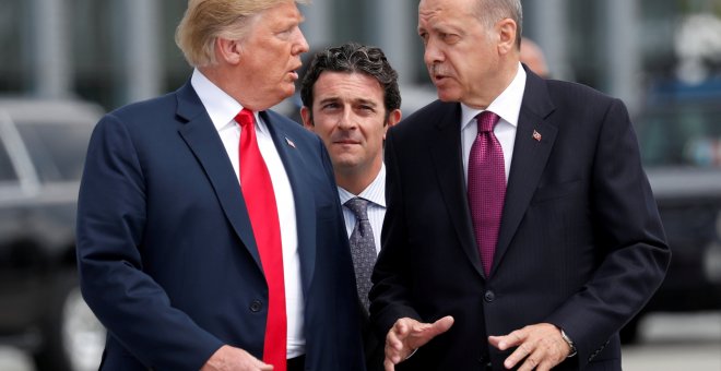 El presidente turco Recep Tayyip Erdogan habla con el presidente estadounidense Donald Trump durante la última cumbre de la OTAN en Bruselas. REUTERS/Kevin Lamarque