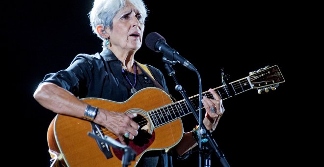 La cantante norteamericana Joan Baez durante su actuación esta noche en el festival de Cap Roig, en Palafrugell, en el marco de su gira de despedida, denominada 'Fare Thee Well' y de presentación de su último trabajo, 'Whistle Down The Wind', después de c