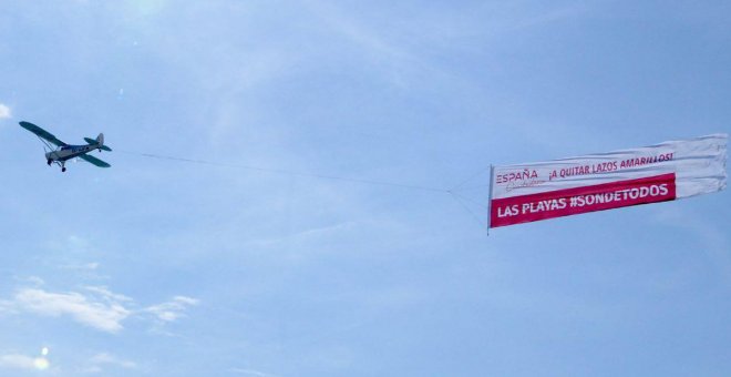 Ciudadanos contrata una avioneta para sobrevolar las playas catalanas llamando a quitar lazos amarillos