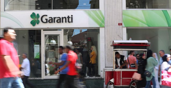 Varias personas pasean cerca de unas oficinas en Estambul del banco Garanti, controlado por BVA. EFE/ Erdem Sahin