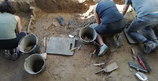 La Asociación para la Recuperación de la Memoria Histórica, durante las excavaciones realizadas en Boadilla (Salamanca). / ARMH