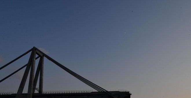 Vista parcial del puente que se derrumbó este martes en Génova (Italia). EFE/LUCA ZENNARO