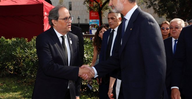 El rey Felipe VI saluda al presidente de la Generalitat, Quim Torra, a su llegada a la plaza de Catalunya para presidir los actos de homenaje a las víctimas en el primer aniversario de los atentados del 17 de agosto en Barcelona y Cambrils. EFE/Casa de S.