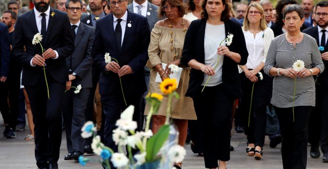 De izquierda a derecha, el presidente del Parlament, Roger Torrent, el de la Generalitat, Quim Torra, la alcaldesa de Barcelona, Ada Colau, y la delegada del Gobierno en Catalunya, Teresa Cunillera, en la ofrenda floral en Las Ramblas de Barcelona, en rec