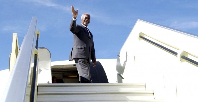 Kofi Annan saluda desde la escalerilla del avión tras finalizar su viaje a Etiopia, en mayo de 2005. EFE/EPA/UN Photo/Evan Schneider