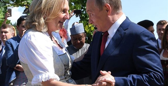 El presidente ruso, Vladimir Putin, junto a la ministra de Asuntos Exteriores de Austria, Karin Kneissl./ REUTERS