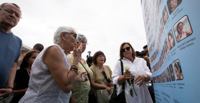 Familiares y allegados depositan ofrendas florales en homenaje a las víctimas del accidente aéreo del vuelo JK5022 de Spanair, al cumplirse el 10º aniversario del siniestro,