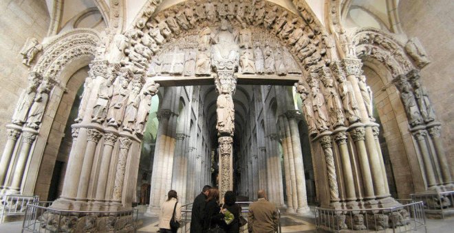 Visitantes en la Catedral de Santiago de Compostela, frente al Pórtico da Gloria - EFE