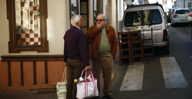 Dos jubilados conversan en una calle de la localidad malagueña de Ronda. REUTERS/Jon Nazca