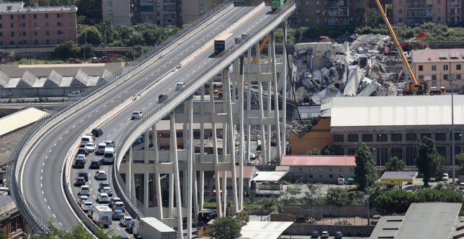 Vista del derrumbado puente Morandi, en la autopista A10, en la ciudad italiana de Génova. REUTERS/Stefano Rellandini