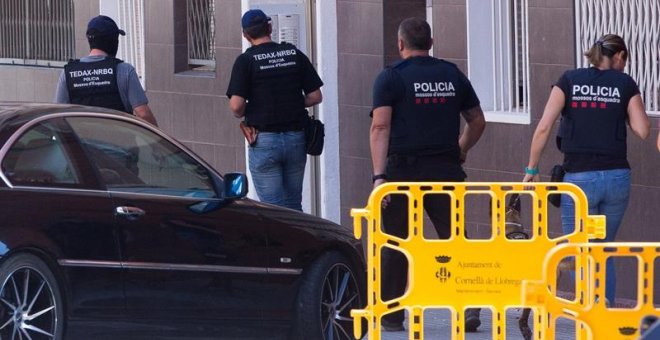 20/08/2018.- Agentes de los TEDAX de los Mossos d'Esquadra entran para efectuar un registro en el edificio donde vivía el que hombre ha sido abatido esta mañana al intentar acceder a la con un cuchillo en la mano y al grito de "Alá es grande" en la comisa