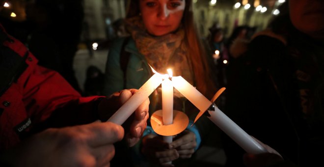 Víctimas de abusos sexuales por parte la Iglesia Católica chilena se manifiestan frente a la catedral de Santiago de Chile. / Reuters