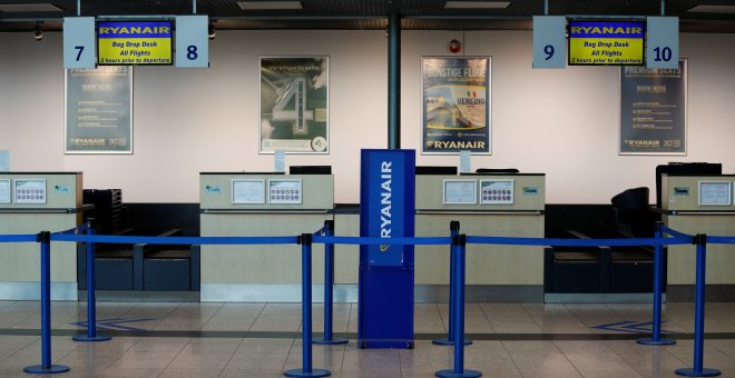 Monstradores de facturación (check-in) de Ryanair en el aeropuerto de Weezea, al noroeste de Alemania, durante la huelga de trabajadores de la aerolínea de bajo coste. REUTERS/Wolfgang Rattay