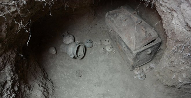 Fotografía que muestra un féretro en una tumba antigua, así como vasos y utensilios conservados en perfecto estado, en Ierapetra, en la isla de Creta (Grecia). EFE/ Greek Ministry Of Culture