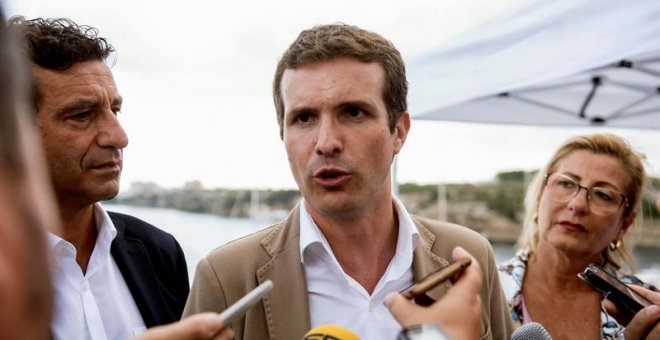 23/08/2018.- El presidente del PP, Pablo Casado (c), junto al presidente del partido en Baleares, Biel Company (i), y la presidenta del PP de Menorca, Misericordia Sugrañes (d), atiende a los medios de comunicación durante la visita que realiza hoy al Clu