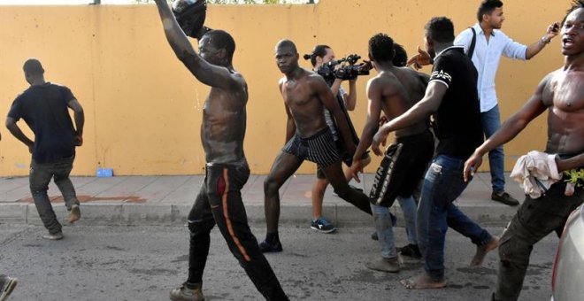 22/08/2018.- Alrededor de 200 inmigrantes subsaharianos han logrado saltar la valla fronteriza que separa Ceuta de Marruecos en un día en el que se celebra la Pascua del Sacrificio, en un asalto en el que cinco guardias civiles han resultado heridos. Segú