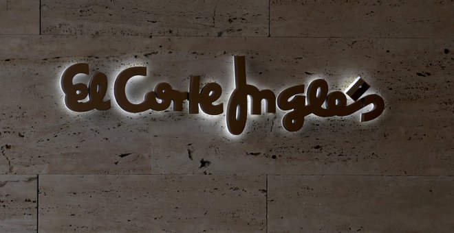 el logo del grupo de distribución El Corte Ingles, en una de sus tiendas en Madrid. REUTERS/Sergio Perez