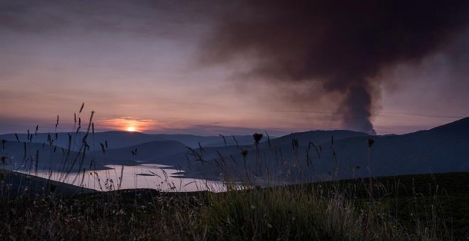 Vista general del incendio forestal que ha afectado al parque natural de O Invernadoiro, en la provincia de Ourense. - EFE