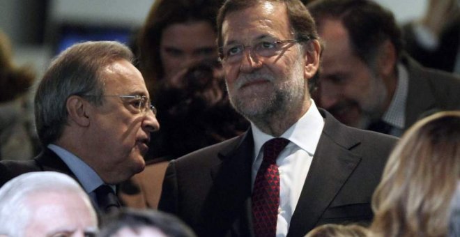 El presidente del Gobierno, Mariano Rajoy, junto al presidentes de ACS y del Real Madrid, Florentino Perez, en el palco del estadio Santiago Bernabéu. EFE/Chema Moya/Archivo