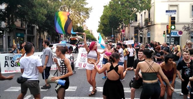 Capçalera de la manifestació contra la lgtbifòbia al barri de Sants durant les festes majors, després de denunciar diverses agressions trànsfobes. Maria Rubio