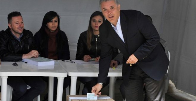 El presidente de Colombia, Ivan Duque, vota en la consulta popular anticorrución. / Europa Press