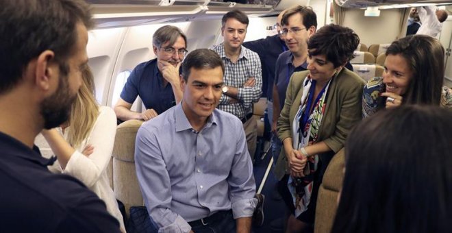 27/08/2018.- El presidente del Gobierno, Pedro Sánchez (c), conversa con los miembros de su delegación en el interior del Airbus de la Fuerza Aérea Española esta mañana en la base aérea de Torrejón de Ardoz desde donde ha iniciado su viaje a Chile, primer