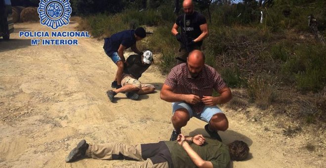 27/08/2018.- Fotografía facilitada por la Policía Nacional donde se muestra la detención de un hombre, buscado por la agresión sexual y el asesinato de un niño de once años en Holanda. Se trata de uno de los criminales más buscados por las autoridades hol