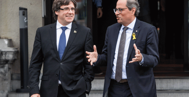 Carles Puigdemont y el presidente de la Generalitat, Quim Torra, llegan para ofrecer unas declaraciones a la prensa tras su reunión en el Martin's Grand Hotel de Waterloo (Bélgica). EFE