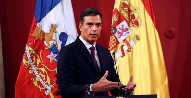 27/08/2018.- El jefe del Gobierno español, Pedro Sánchez, durante la rueda de prensa que ha ofrecido tras la reunión que ha mantenido con el presidente chileno, Sebastián Piñera, en el Palacio de la Moneda de Chile, incluida en la gira latinoamericana que