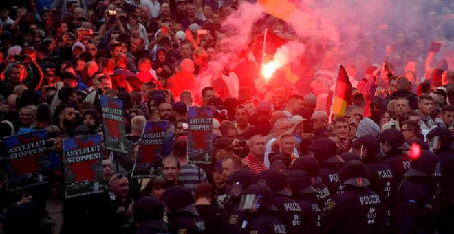 Partidarios de ultraderecha alemanes protestan en Chemnitz después de la muerte de un alemán que fue apuñalado el pasado fin de semana. / Reuters