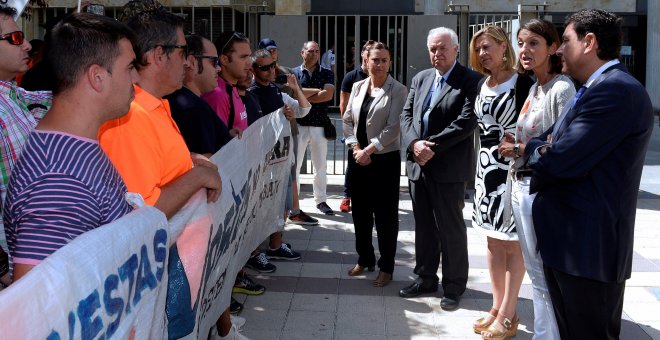 La ministra de Industria, Reyes Maroto, con los consejeros de Economía y Empleo de la Junta de Castilla y Léon, Pilar del Olmo y Carlos Fernández Carriedo, conversa con los trabajadores de Vestas. EFE/ Nacho Gallego