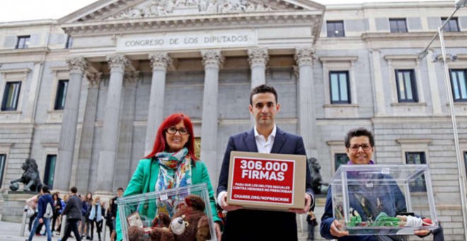 Miguel Ángel Hurtado junto a Gloria Viseras (ex-gimnasta olímpica) y Vicki Benadet (presidenta fundación del mismo nombre) en la entrega de 306.000 firmas en 2016 en el Congreso. Desde entonces consiguieron 100.000 más.