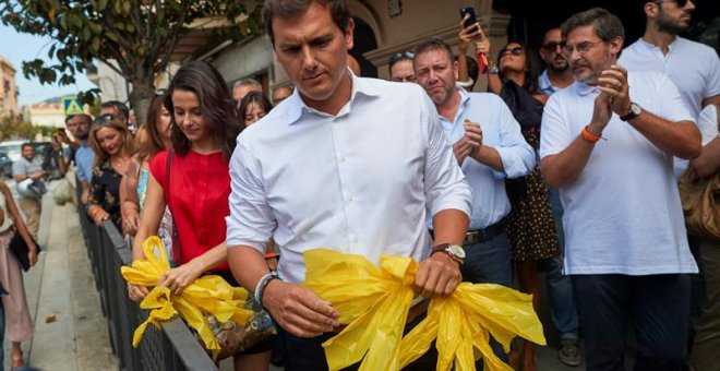 Albert Rivera e Inés Arrimadas retiran lazos amarillos en Alella. / ALEJANDRO GARCÍA (EFE)