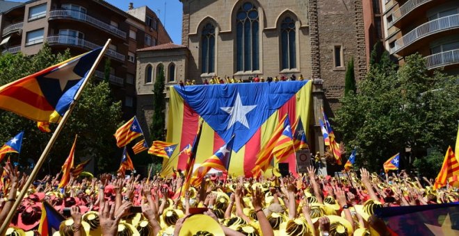 Estelada humana en la plaza de Crist Rei de Manresa el 7 de julio de 2013. - JOSEP RENALIAS