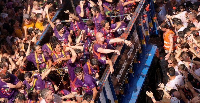 29/08/2018 Varios jóvenes participan en la Tomatina de Bunyol. REUTERS/Heino Kalis